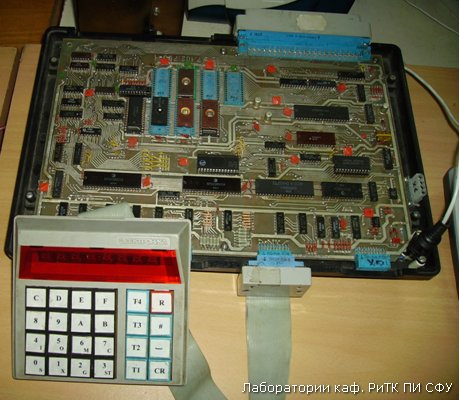 Внешний вид контроллера с программируемыми интерфейсами.